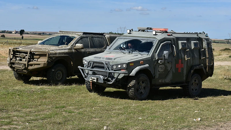 La Ford Ranger junto al Ibero LTV. Foto: TSD